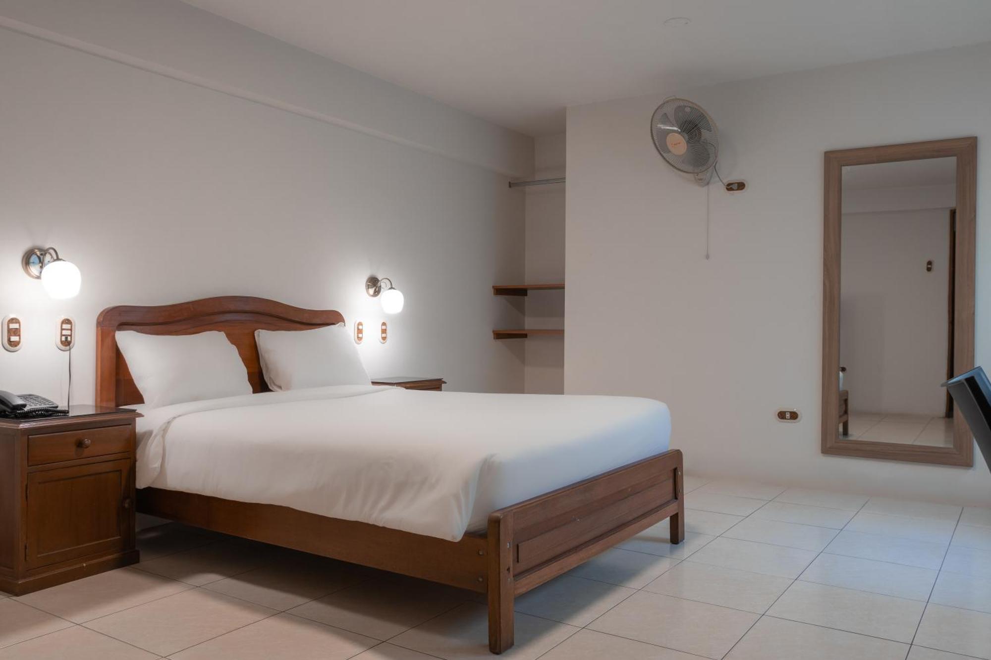 Hotel Alexander Trujillo Room photo